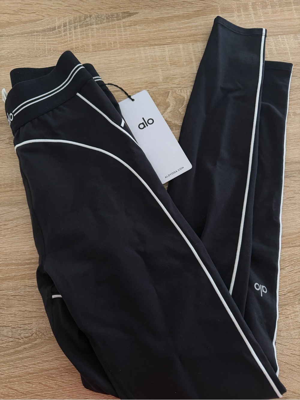 ALO Yoga airbrush Black Leggings with White Piping